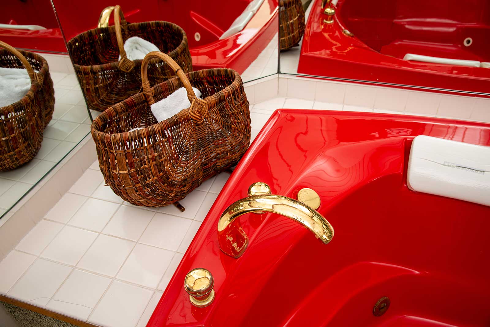 Whirlpool Suite at Geneva On The Lake