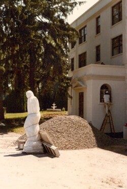 Statue at Geneva On The Lake