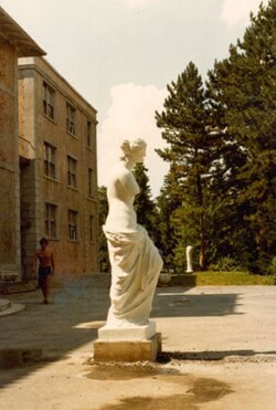 Statue at Geneva On The Lake